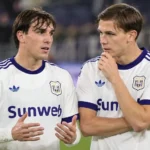 Twee Anderlecht-spelers overleggen naast elkaar tijdens een opwarming.