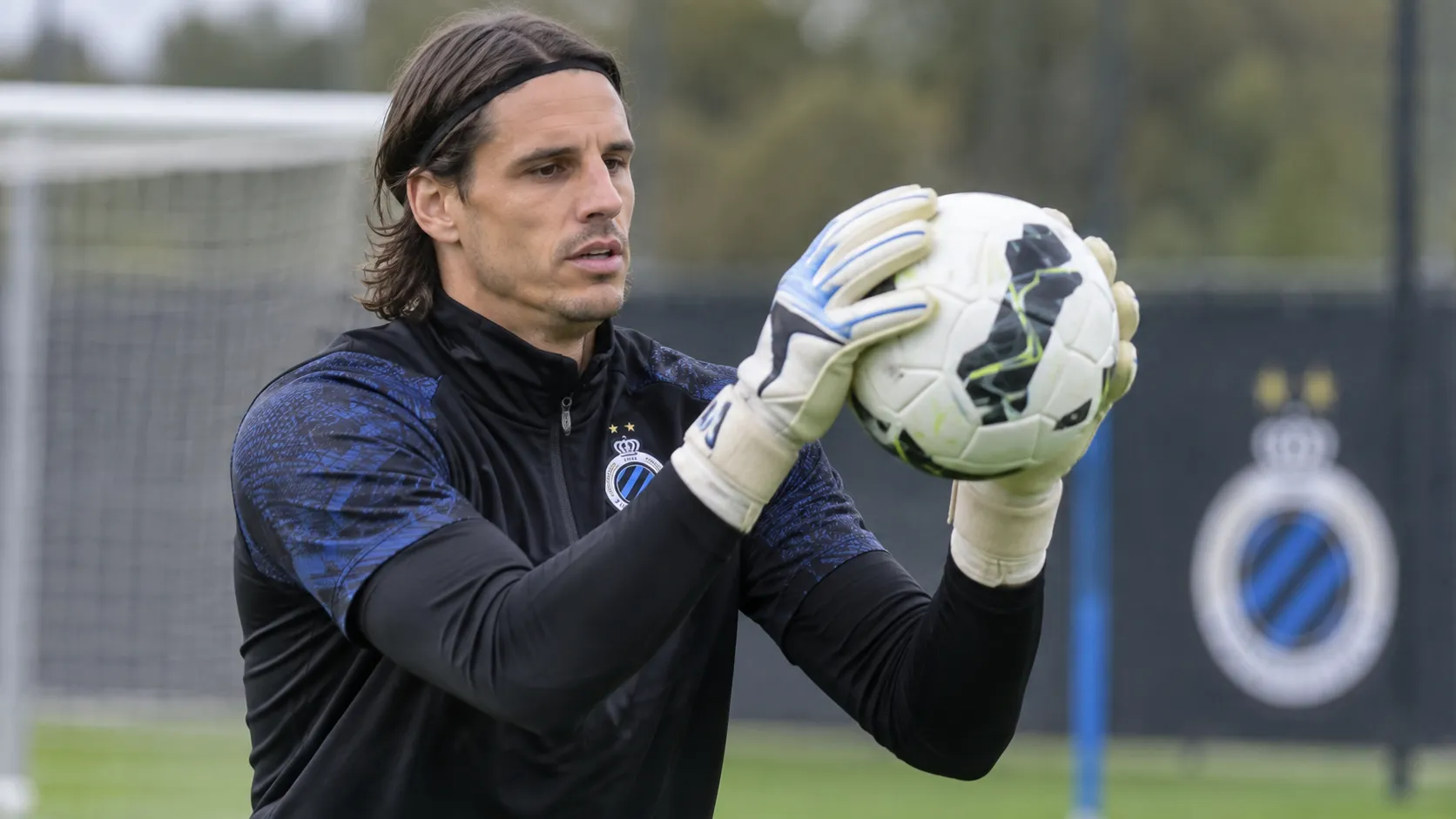 Yann Sommer tijdens een doelmannentraining van Club Brugge met een bal in zijn handen.