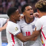 Engelse spelers vieren samen tijdens een Nations League-wedstrijd.