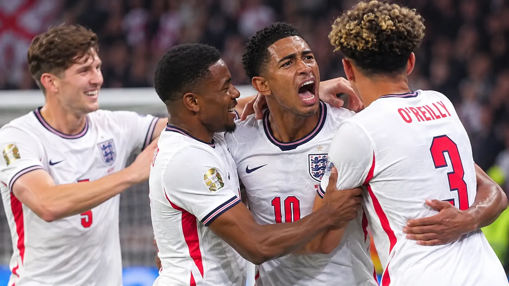 Engelse spelers vieren samen tijdens een Nations League-wedstrijd.