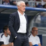 Didier Deschamps staat langs de zijlijn in de technische zone.
