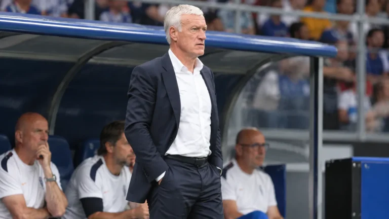 Didier Deschamps staat langs de zijlijn in de technische zone.