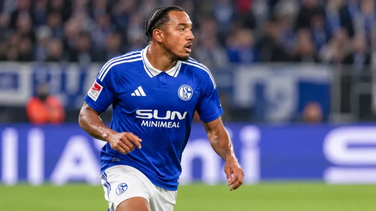 Anton Donkor in het blauwe tenue van Schalke 04 op een voetbalveld.