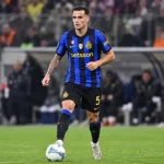 Aleksandar Stanković van Inter loopt tijdens een wedstrijd op het veld.
