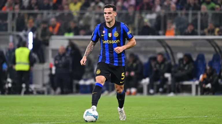 Aleksandar Stanković van Inter loopt tijdens een wedstrijd op het veld.