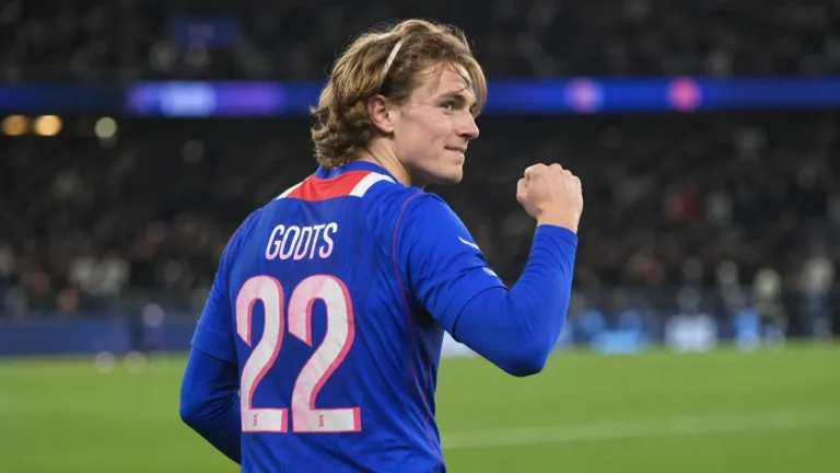 Mika Godts viert in het PSG-tenue op een voetbalveld.