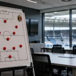 Leeg tactiekbord in een analysezaal van het Stade de France met een Belgisch embleem.