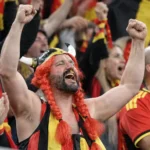 Belgische supporters vieren op de tribunes van het Koning Boudewijnstadion.