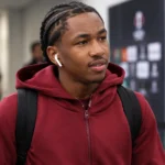 Malick Fofana in bordeaux trainingskleding in de mixed zone na een wedstrijd.