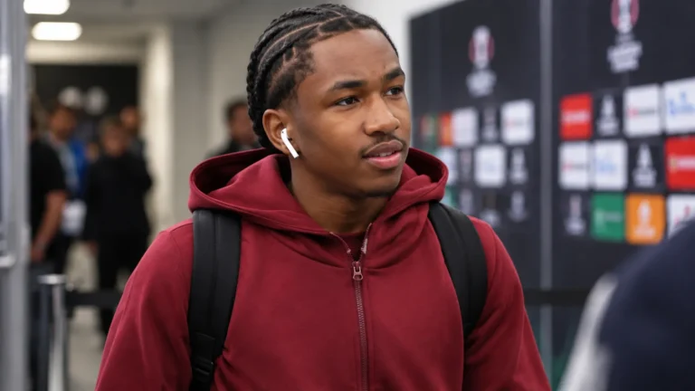 Malick Fofana in bordeaux trainingskleding in de mixed zone na een wedstrijd.
