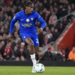 Emmanuel Emegha in het blauwe Chelsea-tenue tijdens een wedstrijd op Anfield.