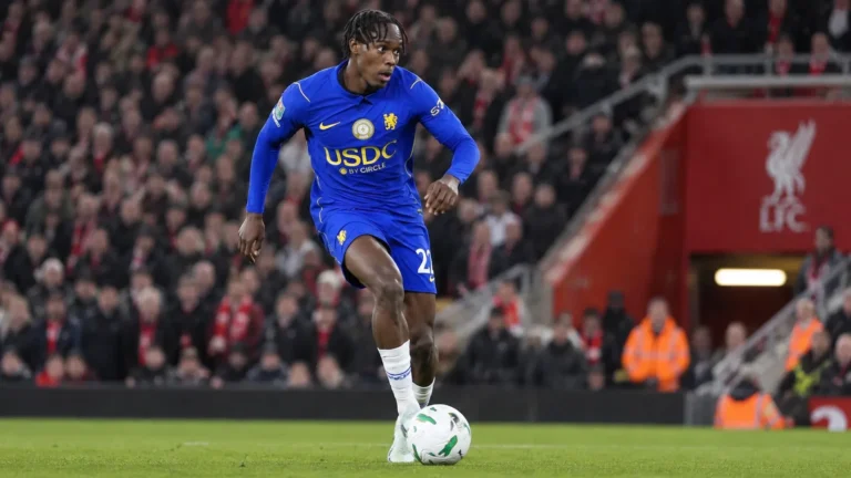 Emmanuel Emegha in het blauwe Chelsea-tenue tijdens een wedstrijd op Anfield.