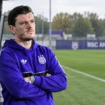 Vitor Bruno in Anderlecht-kleding naast een leeg trainingsveld.