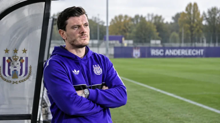 Vitor Bruno in Anderlecht-kleding naast een leeg trainingsveld.