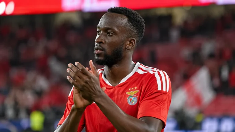 Dodi Lukebakio applaudisseert in het rode tenue van Benfica op het veld.