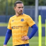 Jack Grealish in een geel Everton-shirt op het trainingscomplex.