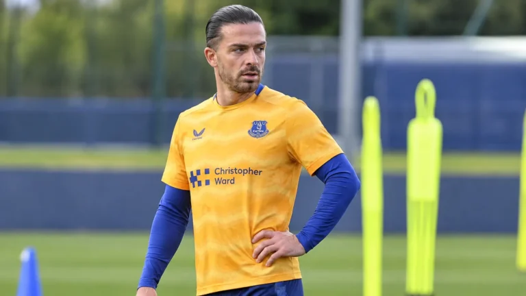 Jack Grealish in een geel Everton-shirt op het trainingscomplex.