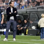 Ruud Vormer op een voetbalveld met een Club Brugge-speler en clubmedia op de achtergrond.