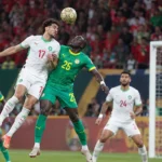 Spelers van Marokko en Senegal in duel voor doel tijdens een Afrika Cup-wedstrijd.
