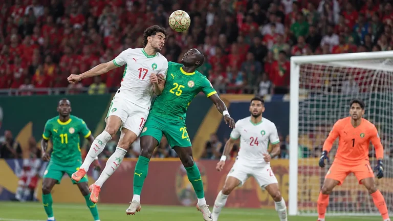 Spelers van Marokko en Senegal in duel voor doel tijdens een Afrika Cup-wedstrijd.