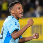Relebohile Mofokeng viert tijdens een wedstrijd in het lichtblauwe en blauwe tenue van Union.