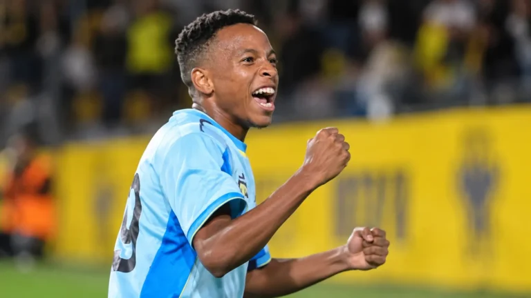 Relebohile Mofokeng viert tijdens een wedstrijd in het lichtblauwe en blauwe tenue van Union.