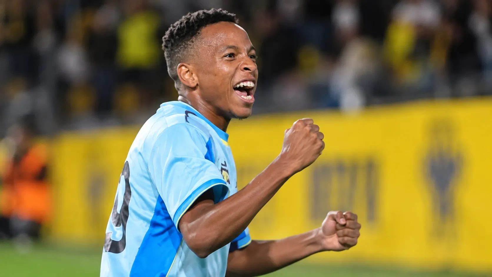 Relebohile Mofokeng viert tijdens een wedstrijd in het lichtblauwe en blauwe tenue van Union.