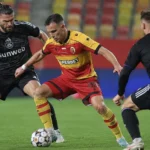 Spelers van Jagiellonia Białystok en Anderlecht in duel om de bal.