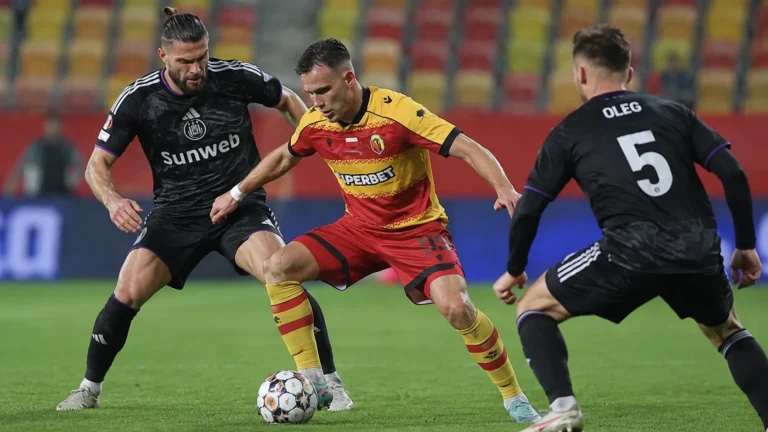 Spelers van Jagiellonia Białystok en Anderlecht in duel om de bal.