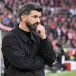 Miron Muslic staat geconcentreerd langs de zijlijn van een voetbalstadion.