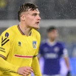 Norman Bassette van KVC Westerlo op een regenachtig voetbalveld.