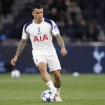 Pedro Porro warmt op het veld op in het tenue van Tottenham Hotspur.