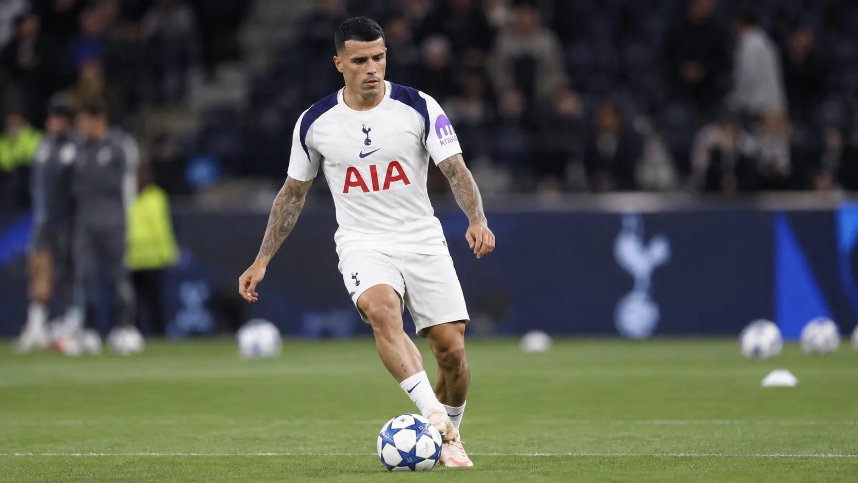 Pedro Porro warmt op het veld op in het tenue van Tottenham Hotspur.