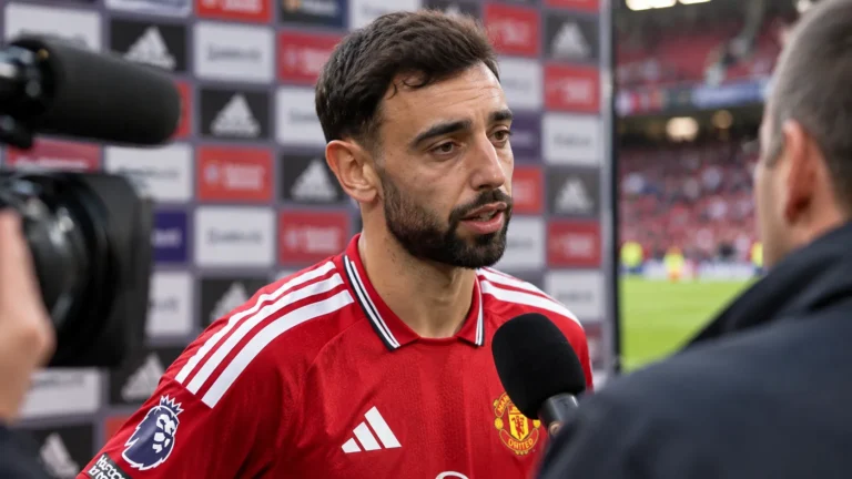 Bruno Fernandes in het rode tenue van Manchester United terwijl hij vragen beantwoordt.