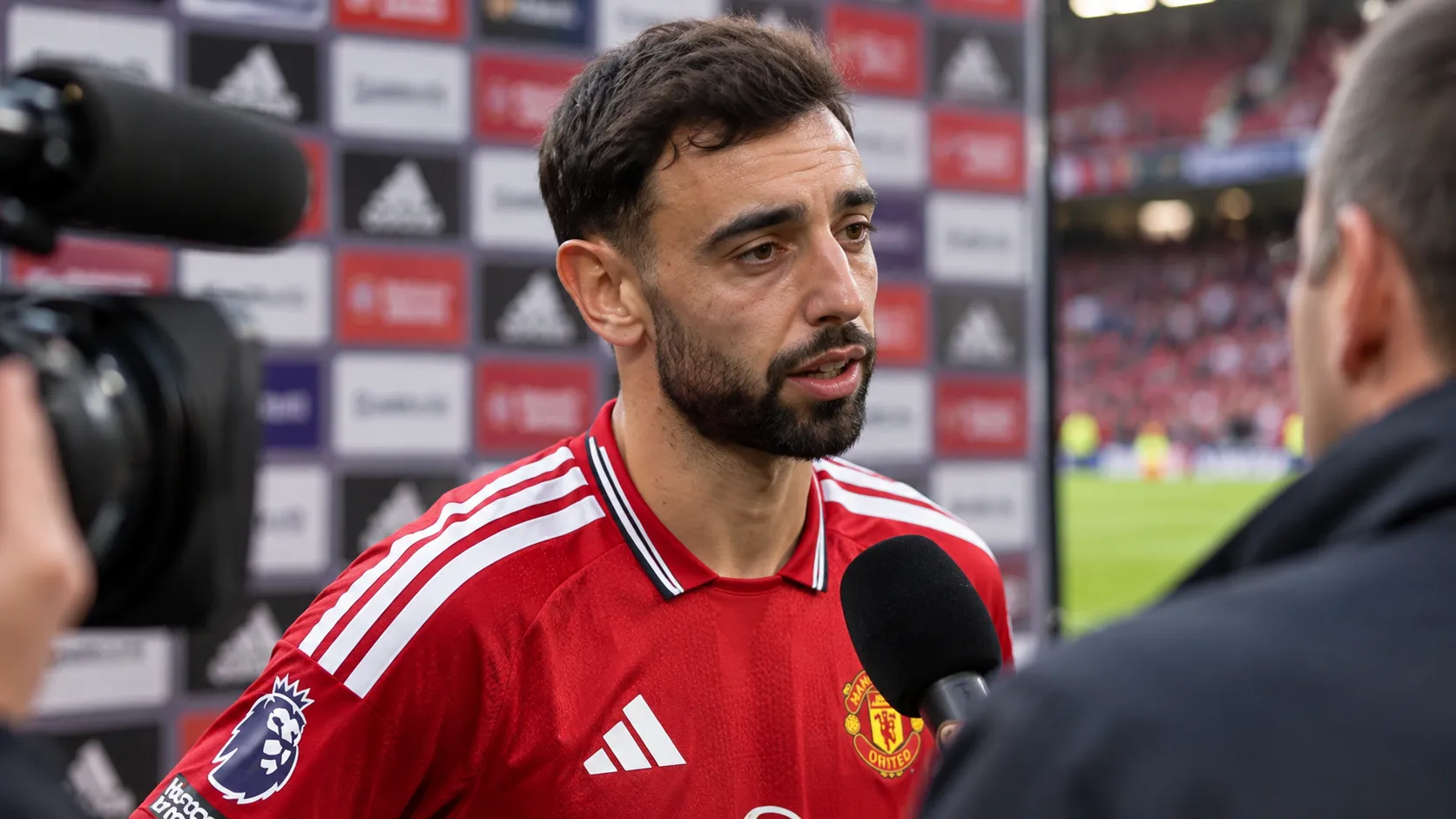 Bruno Fernandes in het rode tenue van Manchester United terwijl hij vragen beantwoordt.