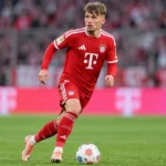Lennart Karl in een rood Bayern München-shirt op het veld.