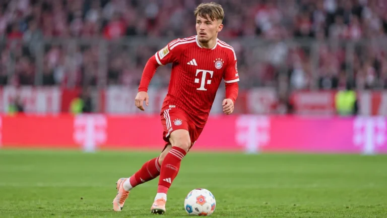 Lennart Karl in een rood Bayern München-shirt op het veld.
