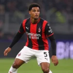 Koni De Winter in actie tijdens een voetbalwedstrijd voor AC Milan.