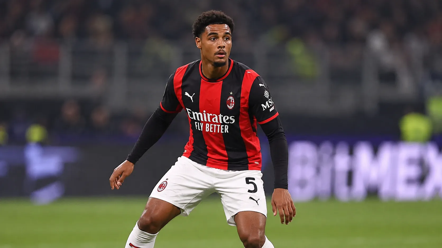 Koni De Winter in actie tijdens een voetbalwedstrijd voor AC Milan.