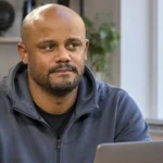 Vincent Kompany zit in een rustige thuisomgeving tijdens zijn herstel.