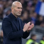 Zinedine Zidane applaudisseert langs de zijlijn tijdens een interland.