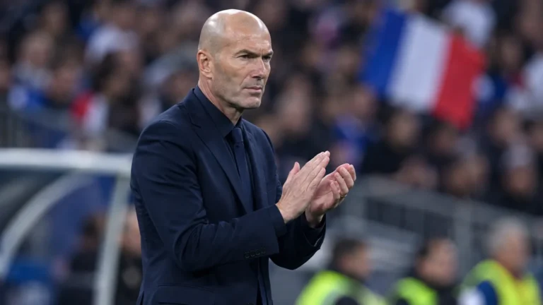 Zinedine Zidane applaudisseert langs de zijlijn tijdens een interland.