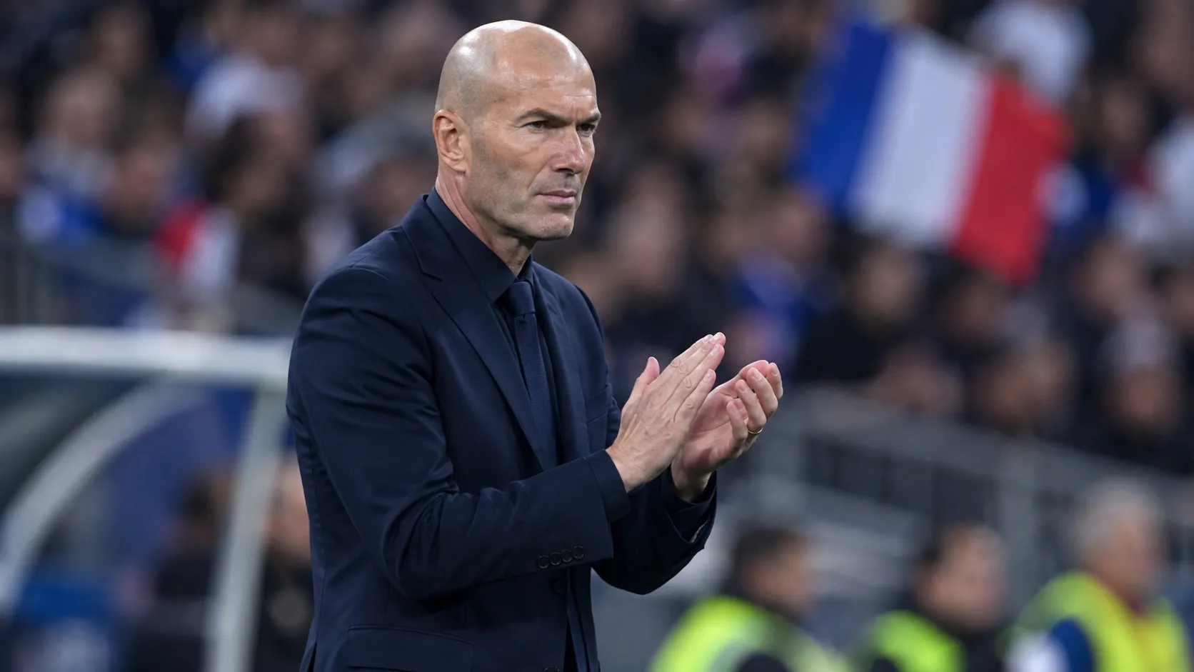 Zinedine Zidane applaudisseert langs de zijlijn tijdens een interland.