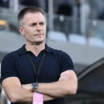 Kenneth Bornauw staat in een stadionzone in een donker poloshirt.