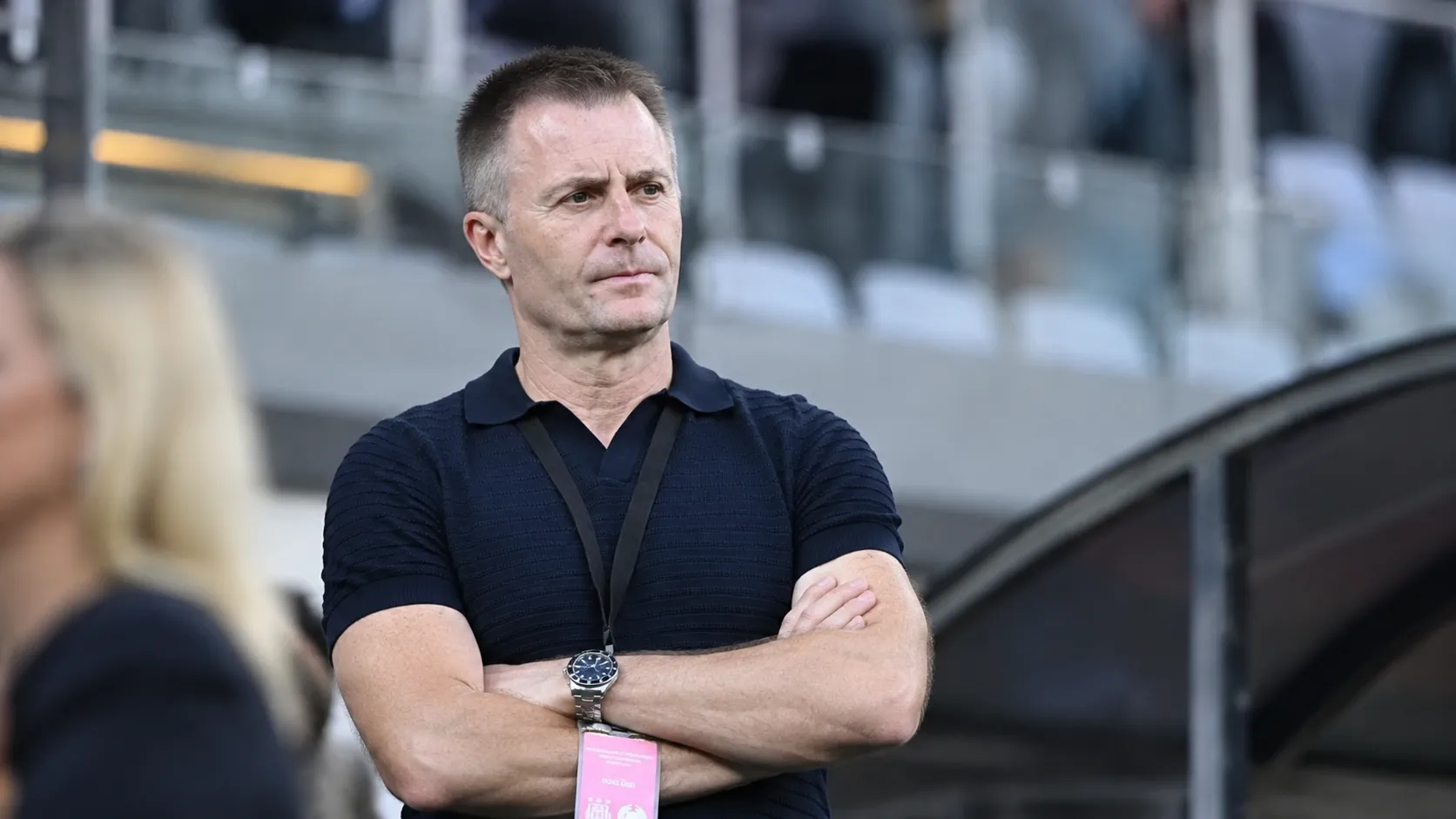 Kenneth Bornauw staat in een stadionzone in een donker poloshirt.