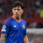 Lisandro Martínez in het blauwe shirt van Manchester United op het veld.