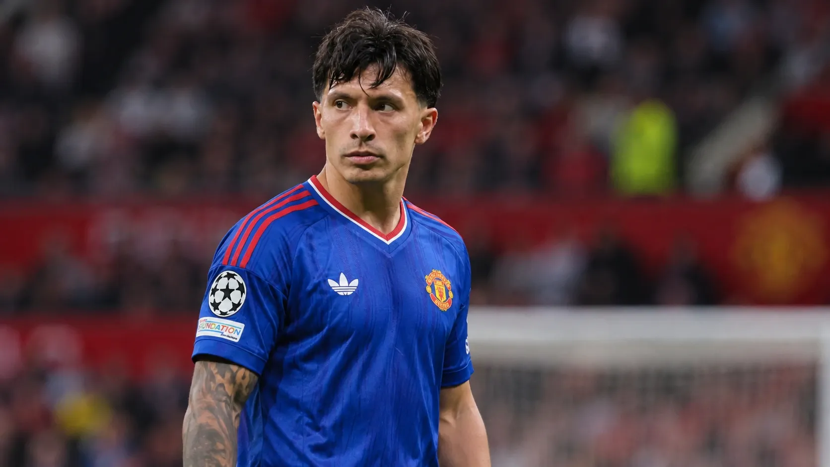 Lisandro Martínez in het blauwe shirt van Manchester United op het veld.