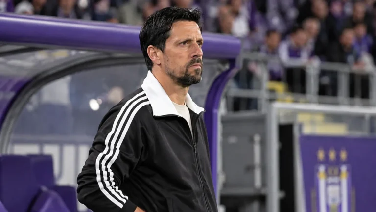 Vitor Bruno zit geconcentreerd in de dug-out van Anderlecht.