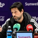 Vítor Bruno tijdens een persconferentie achter meerdere microfoons.