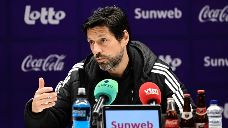 Vítor Bruno tijdens een persconferentie achter meerdere microfoons.
